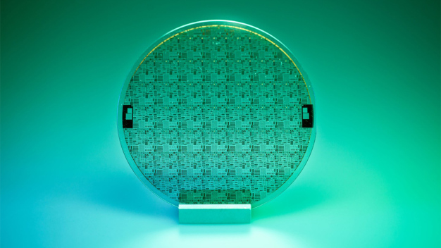 4-Zoll-GaN-auf-SiC-Wafer der GaN07-Technologie des Fraunhofer IAF. Die Wafer werden vollständig in der hauseigenen Halbleiterlinie hergestellt und getestet ¬ einschließlich Design, Epitaxie, Waferverarbeitung und Charakterisierung. © Fraunhofer IAF / Frontside processed 4-inch GaN-on SiC wafer of Fraunhofer IAF´s GaN07 technology. The wafers are completely fabricated and tested in Fraunhofer IAF´s III-V process line including design and fabrication of processing mask sets, epitaxy, wafer processing and characterization. © Fraunhofer IAF