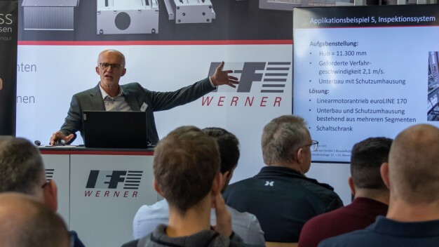 Thomas Hettich – hier bei einem Vortrag während der Innovationstage bei IEF-Werner im November 2025 – verantwortet den Produktbereich für Linearachsen und motorische Drehtische. (Bild: IEF-Werner GmbH)