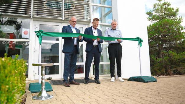 Symbolische opening: Don Donovan, Andreas Klatschow en Erwin Overgoor (v.l.n.r.) doorknippen de groene Camfil-band op de nieuwe locatie in Tuttlingen-Möhringen.