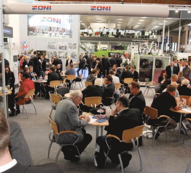 Gut besuchter Messestand von ONI bei der Fakuma 2015 - (Bild: ONI-Wärmetrafo GmbH).