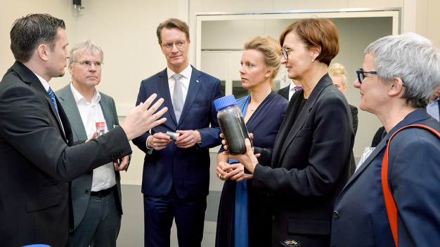 V. l. n. r.: Prof. Dr. Simon Lux, Institutsleitung der Fraunhofer FFB, Prof. Dr.-Ing. Holger Hanselka, Präsident der Fraunhofer-Gesellschaft, Hendrik Wüst, Ministerpräsident des Landes Nordrhein-Westfalen, Ina Brandes, Ministerin für Kultur und Wissenschaft des Landes Nordrhein-Westfalen, Bettina Stark-Watzinger, Bundesministerin für Bildung und Forschung, Silke Krebs, Staatssekretärin im Ministerium für Wirtschaft, Industrie, Klimaschutz und Energie des Landes Nordrhein-Westfalen. © Susanne Kurz/Fraunhofer-Einrichtung Forschungsfertigung Batteriezelle FFB