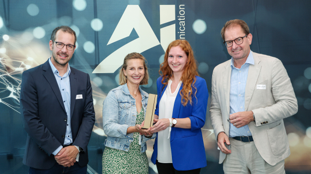 Kategorie Marketing / Communication Strategy: Julia Schuhwerk (Zweite von links) und Tanja Ferrucci (beide Rational AG) erhalten die Auszeichnung von Jury-Chef Johannes Keller (links, appliedAI) und dem Ziehl-Abegg-Vorstandsvorsitzenden Dr. Marc Wucherer. (Foto: Ziehl-Abegg / Ufuk Arslan)