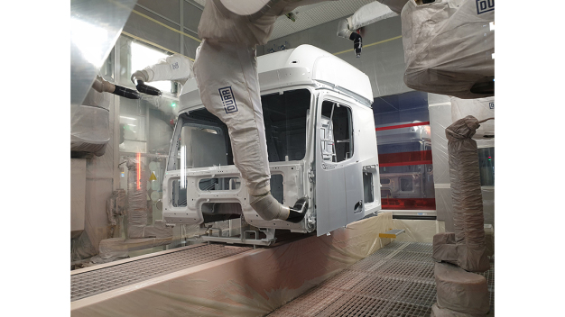 So sehen Sieger aus: »Eco Paint Process Trucks« in Aktion bei der Daimler Truck AG. (© Daimler Truck AG)