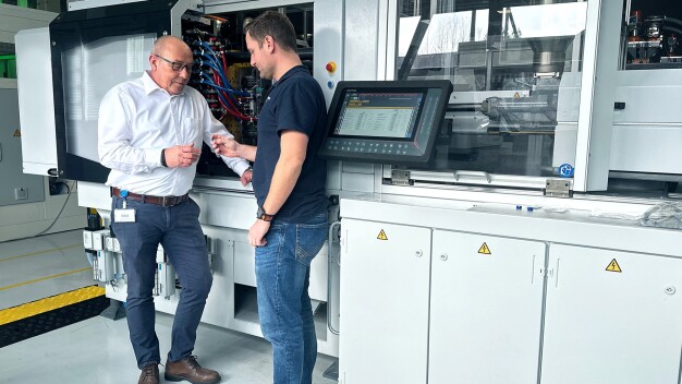 Projektleiter Andreas Dunz (links) und Leiter der Anwendungstechnik, Timo Reifenberger, arbeiten in enger Abstimmung zusammen und bewerten gemeinsam die ersten Musterteile. / Project manager Andreas Dunz (left) and head of application technology, Timo Reifenberger, work closely together and jointly evaluate the first sample parts. 
