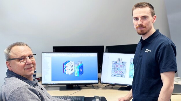Konstrukteur Klaus Handschuh (links) konzipierte das 2K-Werkzeug und erläuterte Werkzeugmechaniker Manuel Kraus dessen Funktionen und Konstruktion, sodass es im hausinternen Werkzeugbau gefertigt werden konnte. / Designer Klaus Handschuh (left) designed the 2K tool and explained its functions and construction to tool mechanic Manuel Kraus so that it could be manufactured in the in-house tool shop. 