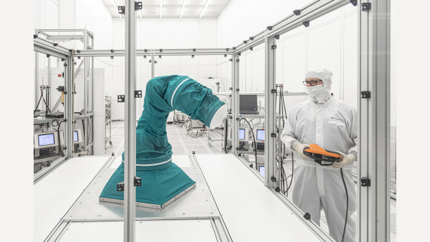 Die patentierte Schutzhülle 2ndSCIN® macht beliebige, sich bewegende Automatisierungskomponenten reinraumtauglich. © Fraunhofer IPA/Foto: Rainer Bez / The patented 2ndSCIN® protective cover makes any moving automation components suitable for cleanrooms.© Fraunhofer IPA/Photo: Rainer Bez