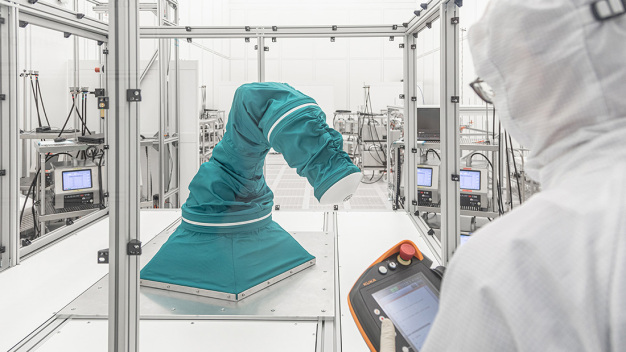 2ndSCIN® ist eine Schutzumhüllung für Roboter und andere Automatisierungskomponenten, die der menschlichen Haut nachempfunden ist. © Fraunhofer IPA, Foto: Rainer Bez 2ndSCIN® ist eine Schutzumhüllung für Roboter und andere Automatisierungskomponenten, die der menschlichen Haut nachempfunden ist. © Fraunhofer IPA, Foto: Rainer Bez