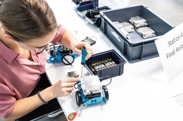 Die Spieler montieren mobile Spielzeugroboter – in Runde 1 nach den Kriterien der Lean Production, in Runde 2 unter den Bedingungen einer digitalisierten Produktion. (Quelle: Fraunhofer IPA/Foto: Rainer Bez) Die Spieler montieren mobile Spielzeugroboter – in Runde 1 nach den Kriterien der Lean Production, in Runde 2 unter den Bedingungen einer digitalisierten Produktion. (Quelle: Fraunhofer IPA/Foto: Rainer Bez)