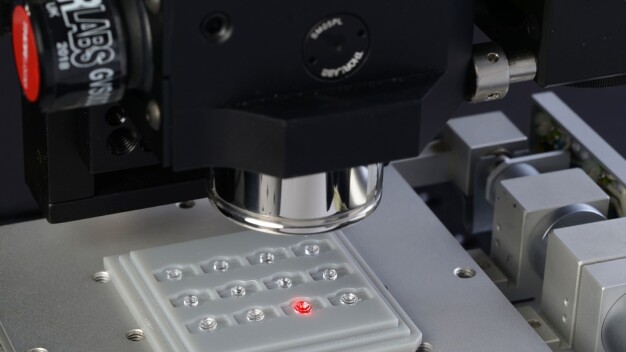 Mit dem am Fraunhofer IPT entwickelten messtechnischen System ist eine tomografische Qualitätssicherung während des Fertigungsprozesses möglich. © Fraunhofer IPT / Inline quality assurance: The Fraunhofer IPT system inspects optical components during production—quickly, precisely, and without contact. © Fraunhofer IPT Mit dem am Fraunhofer IPT entwickelten messtechnischen System ist eine tomografische Qualitätssicherung während des Fertigungsprozesses möglich. © Fraunhofer IPT / Inline quality assurance: The Fraunhofer IPT system inspects optical components during production—quickly, precisely, and without contact. © Fraunhofer IPT
