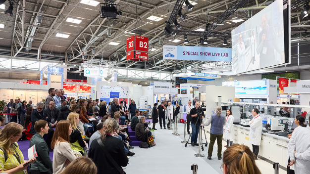 Publikumsmagneten waren unter anderem das Live Lab mit seiner vollausgestatten Laborzeile… / Crowd pullers included the Live Lab with its fully equipped laboratory line…