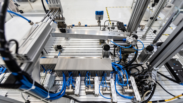 Bisher ist der intelligente Durchflusssensor noch ein Prototyp. Er wird an einer Druckluft-Demonstratoranlage erprobt und weiterentwickelt. © Fraunhofer IPA/Foto: Rainer Bez