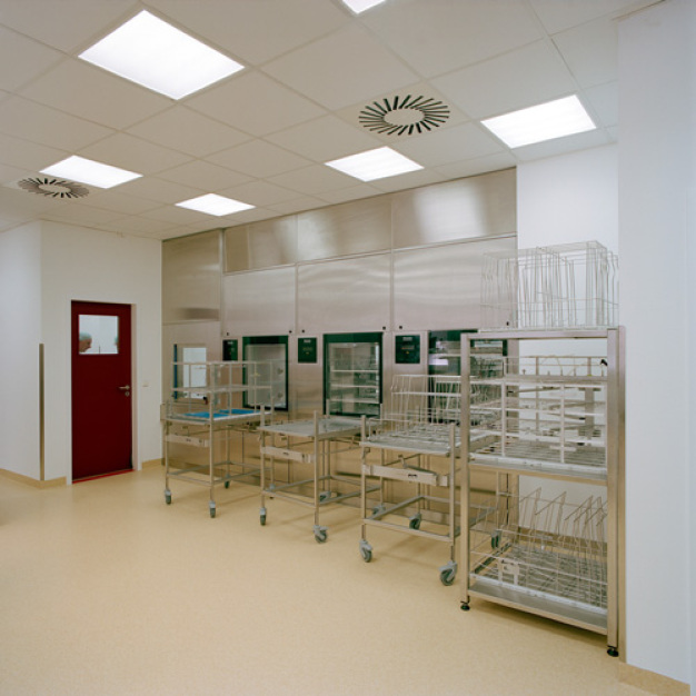 Entnahmeseite Reinigungs- und Desinfektionsgerät (HWP Planungsgesellschaft mbH, Fotograf: Peter Horn)