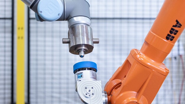 Auf dem automatischen Kollisionsprüfstand werden Cobots einmalig vermessen und so ein Kollisionsmodell erzeugt, das bei der Sicherheitsauslegung genutzt werden kann. (© Fraunhofer IPA/Foto: Rainer Bez) Auf dem automatischen Kollisionsprüfstand werden Cobots einmalig vermessen und so ein Kollisionsmodell erzeugt, das bei der Sicherheitsauslegung genutzt werden kann. (© Fraunhofer IPA/Foto: Rainer Bez)