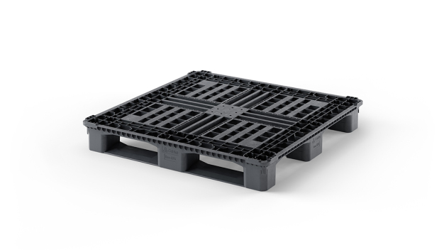 Die Cabka-Kunststoffpaletten der neuen Generation wurden für die Anwendung in chemischen Betrieben entworfen. (Bild: Cabka Group) / The new generation of Cabka plastic pallets was designed for use in the chemical industry. (Image: Cabka Group)