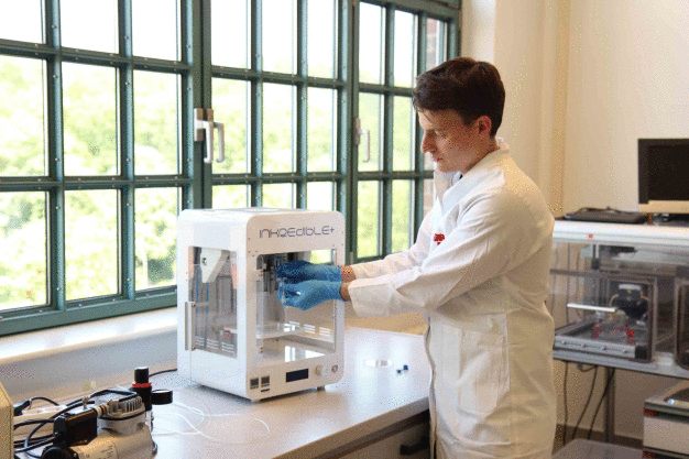 Clean Bioprinting: 3D Druck von Organmodellen – ohne jegliche Tierkomponente, das ist das Ziel des Forschungsprojektes in der Arbeitsgruppe von Prof. Dr. Jens Kurreck. (© TU Berlin / Jens Kurreck)