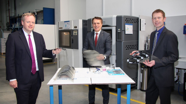 Der Landrat des Hohenlohekreises, Dr. Mathias Neth (von links), nimmt von Vorstandschef Peter Fenkl und Laborleiter Achim Kärcher (beide Ziehl-Abegg) Gesichtsschilde entgegen, die aus dem 3-D-Drucker kommen. (Foto: Ziehl-Abegg / Rainer Grill)