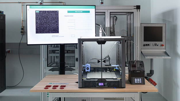 Beim KI-Kongress präsentiert das Fraunhofer IPA einen Drucker für additive Fertigung, der dank Embodied-AI-Technologien auf Abweichungen reagieren und daraus lernen kann. © Fraunhofer IPA/Foto: Rainer Bez