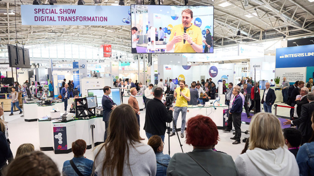 sowie die Sonderschau Digital Transformation, wo Besucher live das Labor der Zukunft erleben konnten. / as well as the special show Digital Transformation where visitors could experience the lab of the future live.