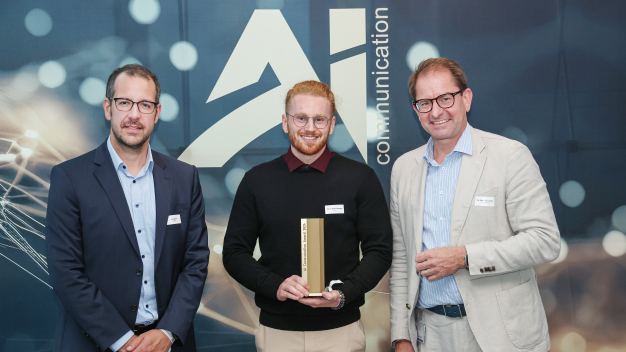 Kategorie Studierende: Mario Mirschberger (Mitte) freut zwischen Johannes Keller (links, Jury-Vorsitzender) und Dr. Marc Wucherer (Vorstands-Chef) über die Trophäe und das Preisgeld von 2.000 Euro. (Foto: Ziehl-Abegg / Ufuk Arslan)