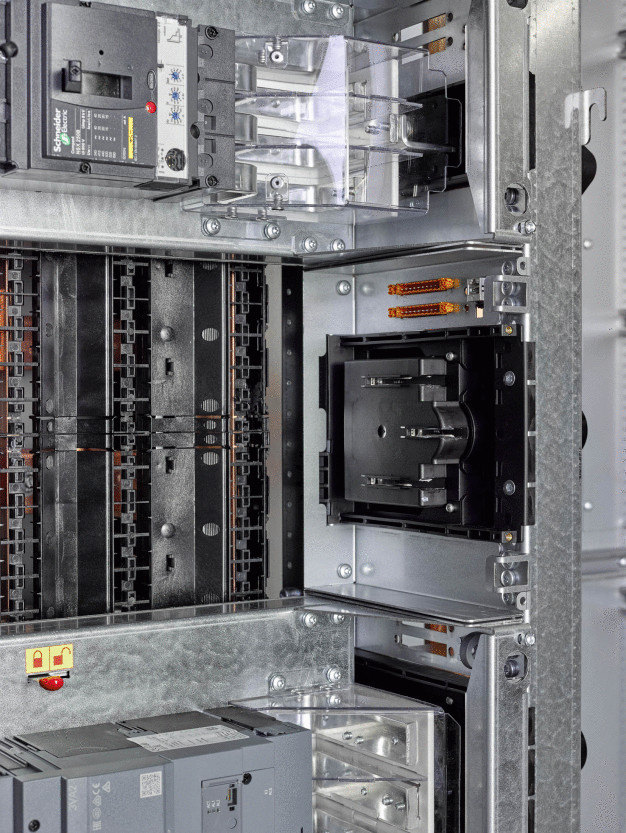 Führung des Steckmodules mit Kontaktierung und berührungssicherer Abdeckung im entnommenem Zustand. (© SEDOTEC) Führung des Steckmodules mit Kontaktierung und berührungssicherer Abdeckung im entnommenem Zustand. (© SEDOTEC)