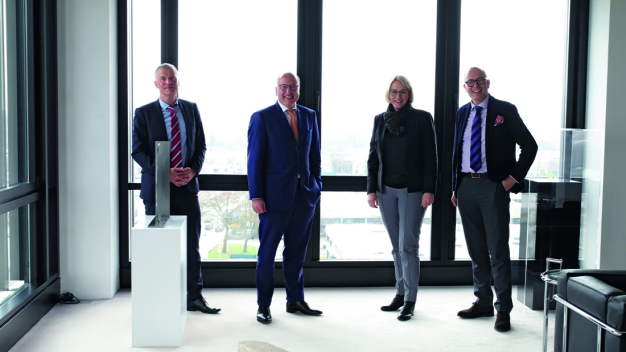 Nutzen ab sofort Sonnenenergie: Arnulf (r.) und Olaf Piepenbrock (2. v. l.) weihten im Beisein von Osnabrücks Oberbürgermeisterin Katharina Pötter sowie Ralf Minning (l.), Geschäftsführer der Wirtschaftsförderung Osnabrück, die neue Photovoltaik-Anlage ein. (Bild: Piepenbrock Unternehmensgruppe GmbH + Co. KG) Nutzen ab sofort Sonnenenergie: Arnulf (r.) und Olaf Piepenbrock (2. v. l.) weihten im Beisein von Osnabrücks Oberbürgermeisterin Katharina Pötter sowie Ralf Minning (l.), Geschäftsführer der Wirtschaftsförderung Osnabrück, die neue Photovoltaik-Anlage ein. (Bild: Piepenbrock Unternehmensgruppe GmbH + Co. KG)