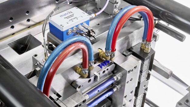 Progetto partner di Arburg, Matrix e Kebo alla Fakuma 2026: un Allrounder 570 A produce custodie di autoiniettori con codici Data-Matrix direttamente nello stampo. (Foto: Arburg)
