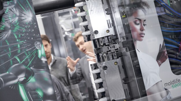 Arburg zeigt auf der Fakuma 2026 am Beispiel von Kappen für Injektoren-Pens, wie sich medizinische Produkte dank digitaler Vernetzung und intelligenter Steuerungsfunktionen kosteneffizient und in hoher Teilequalität produzieren lassen. (Foto: Arburg)