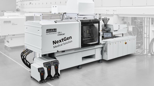 „NextGen Medical Solution“: Auf der Fakuma 2026 fertigt eine Turnkey-Anlage rund um einen elektrischen Allrounder 570 A Kappen für Injektor-Pens. In enger Zusammenarbeit haben Arburg, Hack Formenbau, HB-Therm und ein namhafter OEM die Optimierungspotenziale ganzheitlich betrachtet. (Foto: Arburg)