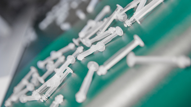 Das dreiflügelige Design der selbstzerstörenden Spritzenkolben reduziert den Materialeinsatz um rund 20 Prozent. (Foto: ARBURG) / The three-blade design of the self-destructing syringe plungers reduces the amount of material used by around 20 per cent. (Photo: ARBURG)
