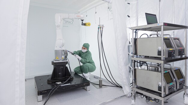 Mit seinen Prüfzeichen hat das Fraunhofer IPA bereits über 2500 Produkte und Materialien weltweit auf ihre Reinheits- und Reinraumtauglichkeit getestet und zertifiziert. (© Fraunhofer IPA/Foto: Rainer Bez) Mit seinen Prüfzeichen hat das Fraunhofer IPA bereits über 2500 Produkte und Materialien weltweit auf ihre Reinheits- und Reinraumtauglichkeit getestet und zertifiziert. (© Fraunhofer IPA/Foto: Rainer Bez)