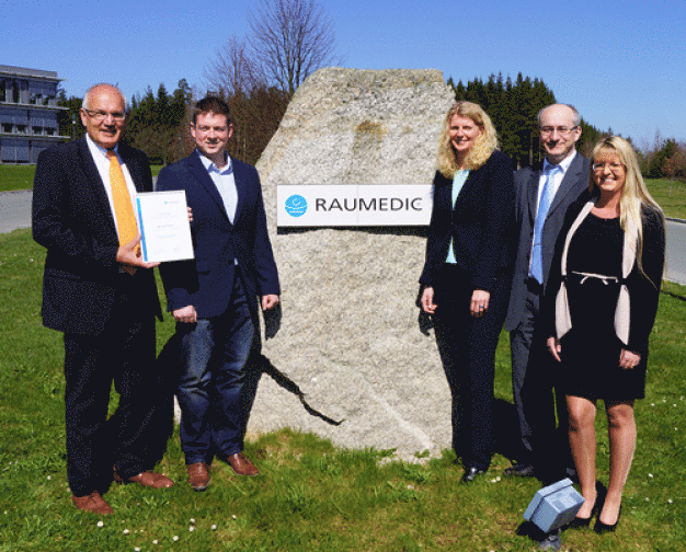 Vorstand Martin Bayer, 600. Mitarbeiter Michael Künzel, Bereichsleiterin Anwendungstechnik Assembly/Catheters Christine Schleicher, Personalmanager Walter Reingruber, Personalchefin Christina Hechtfischer 
