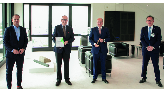 Große Freude bei Arnulf und Olaf Piepenbrock (Mitte) als Sebastian Drossmann (Credit Suisse, links) und Heiko Engelhardt (Deloitte GmbH, rechts) ihnen den Axia Best Managed Companies Award überreichen. (Bild: Piepenbrock Unternehmensgruppe GmbH + Co. KG)