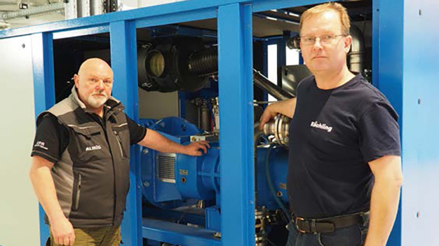 Uwe Herrmann (li.) und Jürgen Neubauer an einem Schraubenkompressor LENTO 110: „Sauberer, als die Luft, die wir einatmen.“ / Uwe Herrmann (left) and Jürgen Neubauer at a LENTO 110 screw compressor: „Cleaner than the air we breathe.“