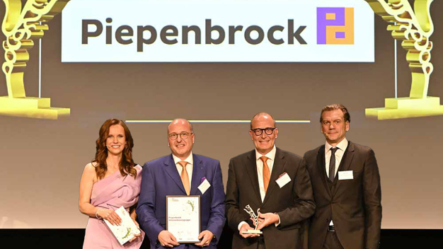 Stolz auf die fünfte Auszeichnung in Folge: Olaf und Arnulf Piepenbrock (Mitte) erhalten den Best Managed Companies Award. (Bild: Deloitte / Best Managed Companies)
