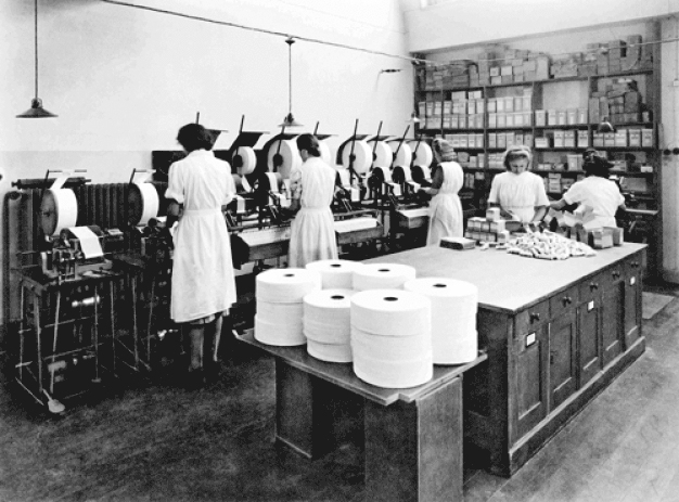 In den 1950er-Jahren schnitten Mitarbeiterinnen in der Binden-Wickelei Mull von unterschiedlich breiten Mullrollen in verschiedene Längen. (Foto: privat)