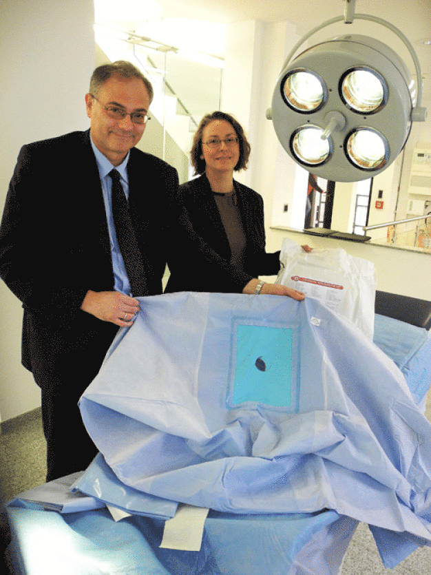 Sebastian und Anja Danz, Hauptgesellschafter und Geschäftsführerin von NOBA,zeigen ein sogenanntes Lochtuch für eine Operation. (Foto: Elisabeth Semme)