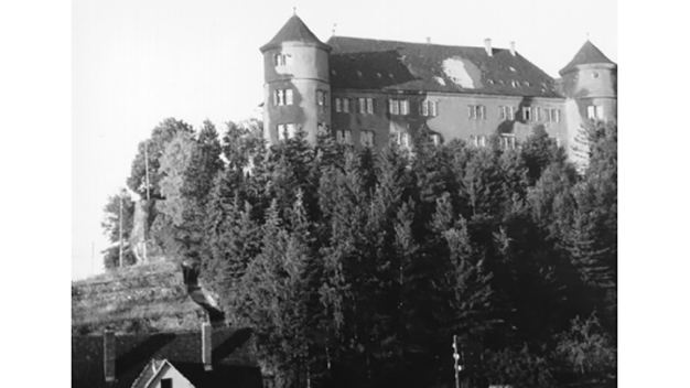 Diese Aufnahme vom Frühjahr 1946 zeigt das
Schloss Hohenstein noch mit Tarnanstrich und
Schäden, die durch Granateneinschläge verursacht
wurden. © Hohenstein / This photograph from spring 1946 shows Hohenstein Castle with camouflage paint and damage caused by shell impacts. © Hohenstein
