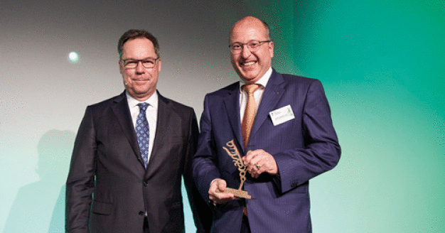Olaf Piepenbrock nahm den Axia Best Managed Companies Award im Capitol Theater in Düsseldorf entgegen. (Bild: Rainer Holz für WirtschaftsWoche)