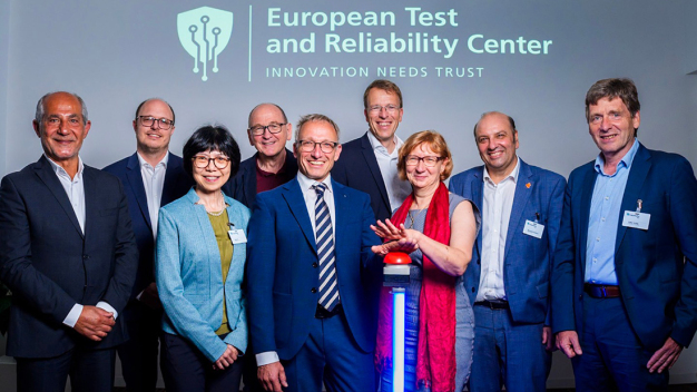Eröffnung des European Test and Reliability Center (ETRC) in Chemnitz: Prof. Dr. Harald Kuhn, Institutsleiter des Fraunhofer ENAS (Mitte, am Buzzer), gibt gemeinsam mit führenden Vertreterinnen und Vertretern aus Wirtschaft, Politik und Forschung das Startsignal für das neue Zentrum. Mit dabei (v. l. n. r.): Laith Altimime, Präsident SEMI Europe; Clemens Otte, Leiter Fachverband Mikroelektronik im ZVEI; Rose Hu, Senior Director Application Engineering, Advantest Europe GmbH; Prof. Dr.-Ing. Albert Heuberger, Institutsleiter Fraunhofer IIS und Sprecher der Forschungsfabrik Mikroelektronik Deutschland (FMD); Dr. Tim Gutheit, Vice President Technology and Innovation Automotive, Infineon Technologies AG; Heike Vocke, Geschäftsführerin von iSAX und Mitglied im Kuratorium des Fraunhofer ENAS; Dr. Manfred Horstmann, General Manager und Senior Vice President, GlobalFoundries; Volker Herbig, Vice President, X-FAB Group. © Fraunhofer ENAS/André Wirsig / Opening of the European Test and Reliability Center (ETRC) in Chemnitz: Prof. Dr. Harald Kuhn, Institute Director of Fraunhofer ENAS (center, at the buzzer), gives the starting signal for the new center together with leading representatives from industry, politics and research. Also on site (from left to right): Laith Altimime, President of SEMI Europe; Clemens Otte, Head of the Microelectronics Association at ZVEI; Rose Hu, Senior Director Application Engineering, Advantest Europe GmbH; Prof. Dr.- Albert Heuberger, Director of Fraunhofer IIS and Spokesman of the Research Fab Microelectronics Germany (FMD); Dr. Tim Gutheit, Vice President Technology and Innovation Automotive, Infineon Technologies AG; Heike Vocke, Managing Director of iSAX and member of the Board of Trustees of Fraunhofer ENAS; Dr. Manfred Horstmann, General Manager and Senior Vice President, GlobalFoundries; Volker Herbig, Vice President, X-FAB Group. © Fraunhofer ENAS/André Wirsig