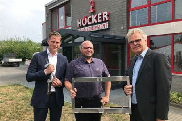 Auf dem Foto (v.l.n.r.): Egbert Harberink, Benjamin Höcker und Lucas Harberink beim Besuch der Zentrale von Höcker in Wallenhorst.