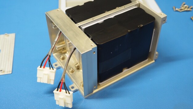 W centrum „SpaceBox“ znajduje się moduł baterii oparty na innowacyjnej technologii litowo-siarkowej. Te baterie mogą przechowywać znacznie więcej energii przy tej samej wadze w porównaniu do obecnie powszechnie stosowanych baterii litowo-jonowych. Dla porównania: w przedstawionej skrzynce baterii satelity TUBIN z TU Berlin obecnie zamontowane są dwa pakiety baterii litowo-jonowych.