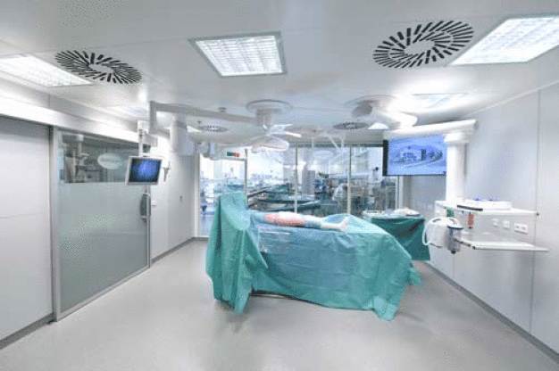 Medical Innovation Center der PAUL HARTMANN AG: Blick vom Schau-Operationssaal in die Reinraumfertigung für kundenindividuelle OP-Komplettsets (Foto: KD Busch, Fellbach)