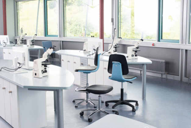 So divers die Themenbereiche verschiedener Labore sind, so vielfältig können auch die spezifischen Arbeitsabfolgen der einzelnen Einrichtungen sein. Dabei bestimmen die jeweils geforderte Körperhaltung und die damit zusammenhängende Sitzposition immer die Voraussetzungen für den Laborstuhl. (Foto: © Bimos) So divers die Themenbereiche verschiedener Labore sind, so vielfältig können auch die spezifischen Arbeitsabfolgen der einzelnen Einrichtungen sein. Dabei bestimmen die jeweils geforderte Körperhaltung und die damit zusammenhängende Sitzposition immer die Voraussetzungen für den Laborstuhl. (Foto: © Bimos)
