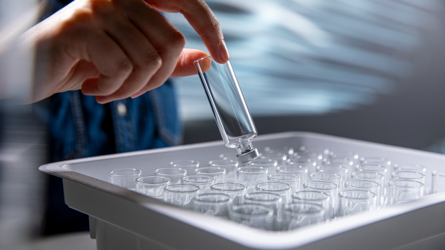 Die 10 ml RTU-Karpulen von SCHOTT Pharma schützen hochsensible Biologika und sind mit Injektoren kompatibel, um die Selbstverabreichung für Patienten zu vereinfachen. (Foto: SCHOTT Pharma/Oana Szekely) / SCHOTT Pharma’s 10ml RTU cartridges protect sensitive biologics and are compatible with on-body devices to simplify subcutaneous self-administration. (Image: SCHOTT Pharma/Oana Szekely)