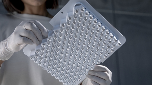 SCHOTT Pharmas innovatives Nestdesign für vorsterilisierte Karpulen fördert Effizienz und Nachhaltigkeit. (Bild: SCHOTT Pharma/Oana Szekely) / SCHOTT Pharma’s innovative nest design for ready-to-use cartridges boosts efficiency and sustainability. (Image: SCHOTT Pharma/Oana Szekely)