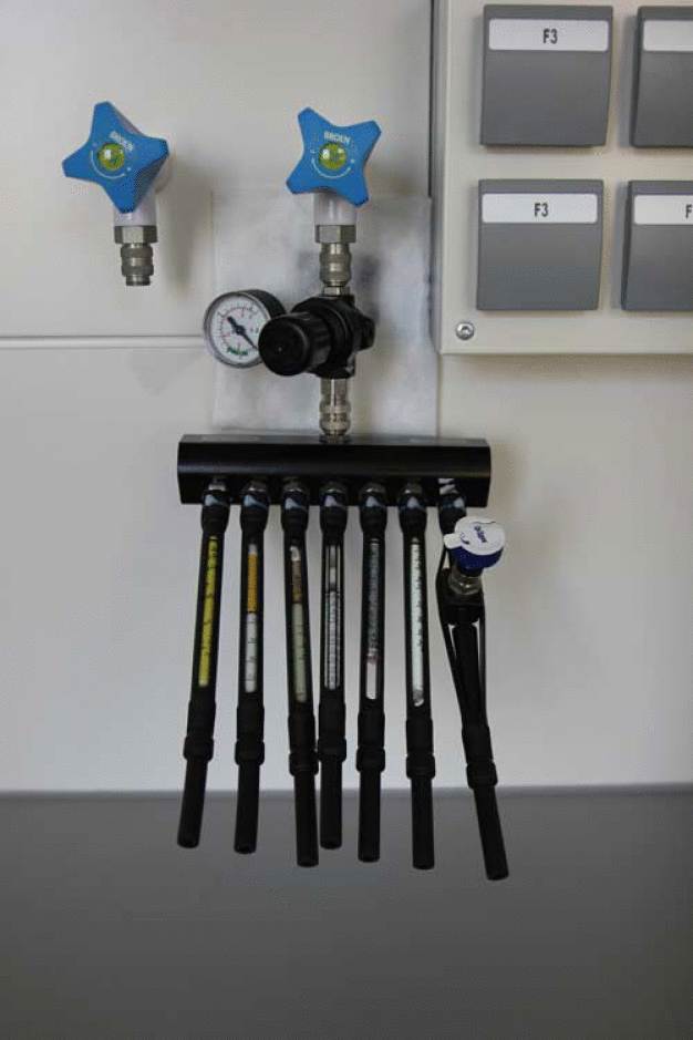 Abbildung 6: Visuelle Bewertung von geringen Ölkonzentrationen und Spurengasen mittels Ölimpaktor. / Fig. 6: Visual inspection of low trace gases via oil impactor