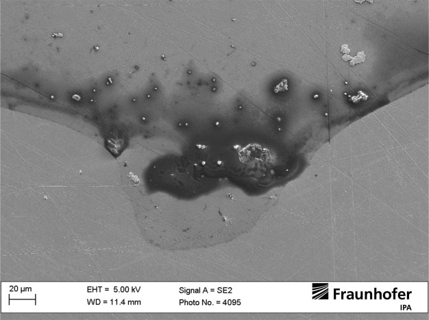 Bild 4: REM-Aufnahme einer Oberfläche mit einer
Mischkontamination (filmisch und partikulär).
