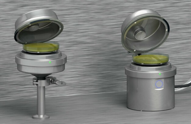 Abbildung 1: Zwei alternative Optionen für den ISO-90-Kopf: a) montiert auf dem Sockel mit Sanitärflanschanschluss zur schnellen Entriegelung (links); und b) freistehend (rechts)