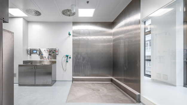 Abb. 1: Vollverschweißter wartungsfreier Reinraum-Waschplatz aus Edelstahl, komplett ohne Silikonfugen, nahtlos an alle gängigen Reinraumwand- und Deckensysteme anschließbar. (Copyright: Jens Distelberg) Abb. 1: Vollverschweißter wartungsfreier Reinraum-Waschplatz aus Edelstahl, komplett ohne Silikonfugen, nahtlos an alle gängigen Reinraumwand- und Deckensysteme anschließbar. (Copyright: Jens Distelberg)