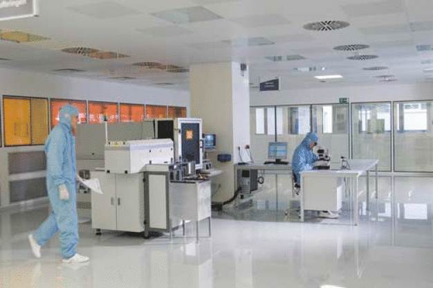 Abb1: Reinraum / Fig. 1: Cleanroom